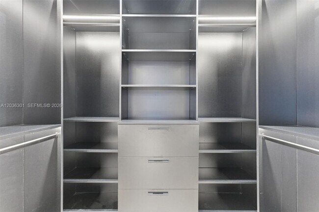 Building Photo - 801 N Venetian Dr