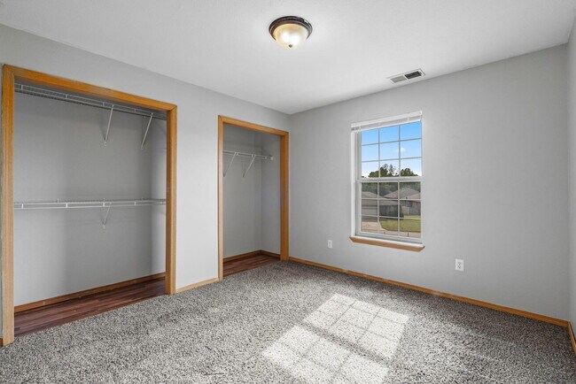 Building Photo - 815 W Warren Ave