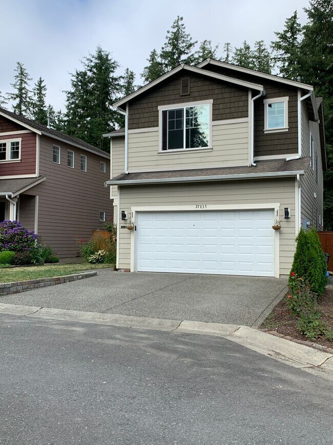 Building Photo - Remodeled Maple Woods Beauty