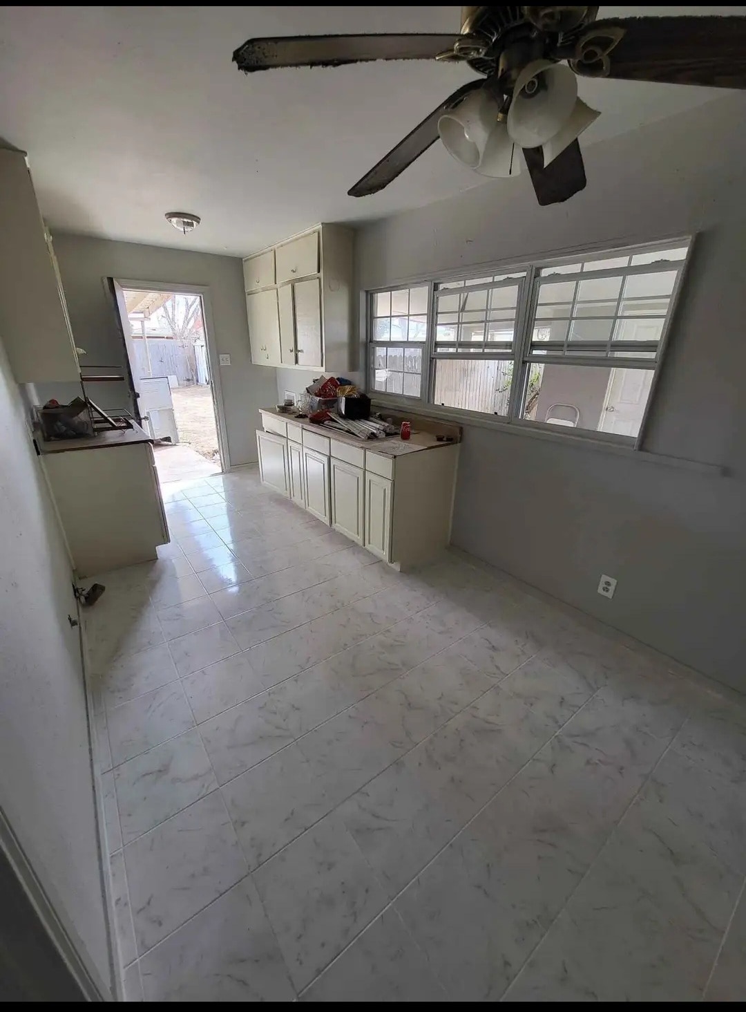 Building Photo - 1502 E Century Ave