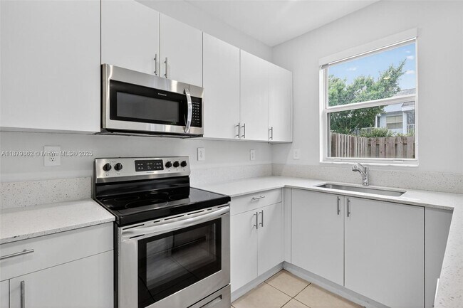 Building Photo - 1676 SE 26th Ter