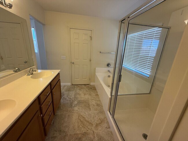 Building Photo - Beautiful Home In Apple Valley Vineyards-4...