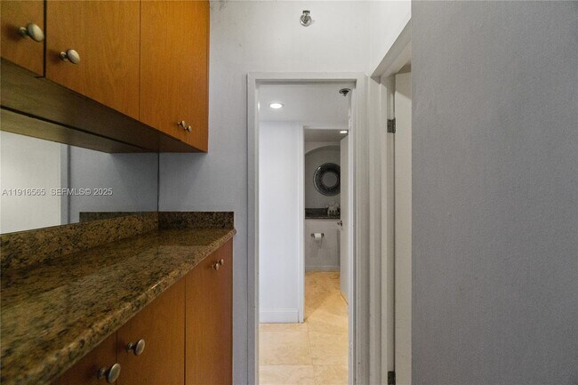 Building Photo - 100 Lincoln Rd