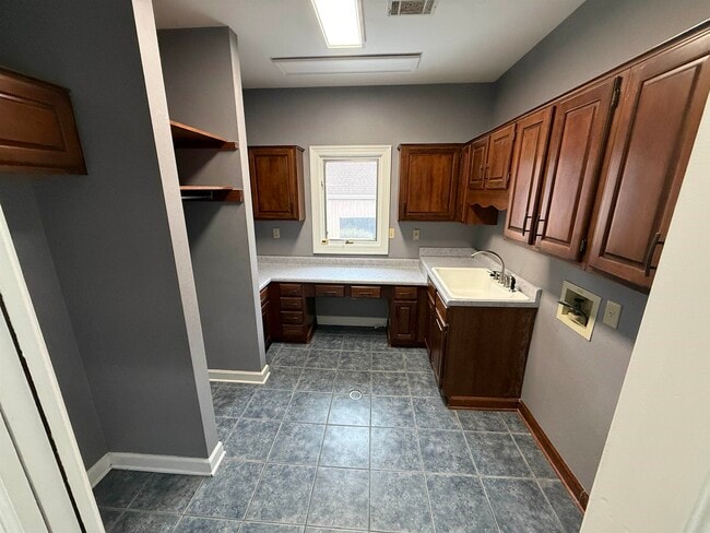 Building Photo - 765 Sweetbrier Rd