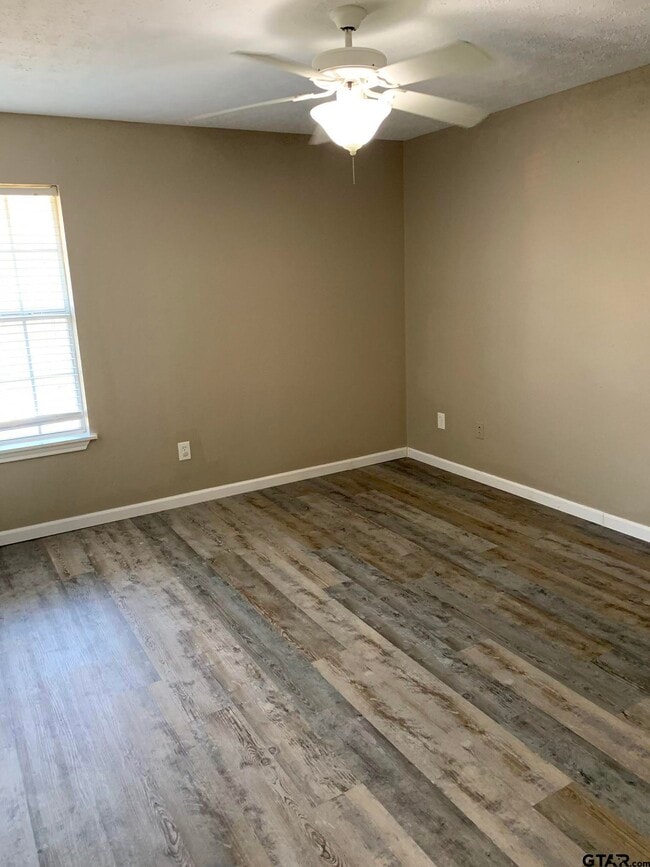 Building Photo - 113 Elm Creek Dr