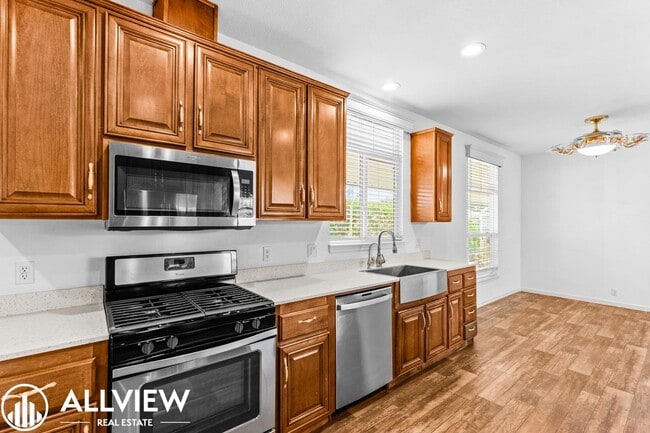 Building Photo - Stylish and beautiful 3-Bed Home with Land...