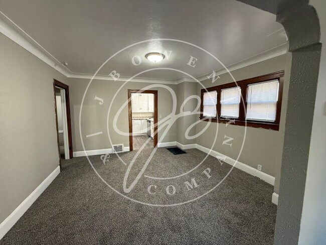 Building Photo - Beautiful 2 Bedroom Lower Duplex