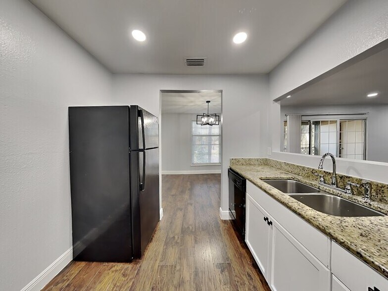 Building Photo - 3979 Versailles Dr