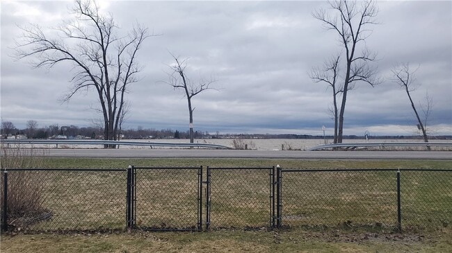 Building Photo - 2331 Edgemere Dr