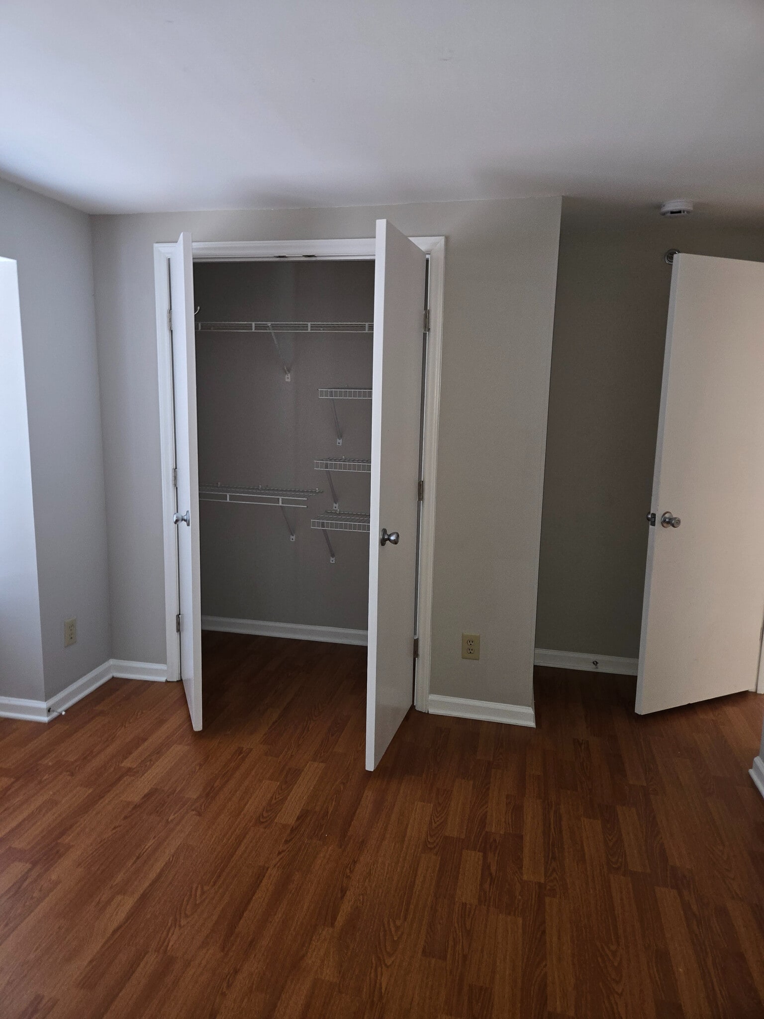 Building Photo - Room in Apartment on Arlyn Cir