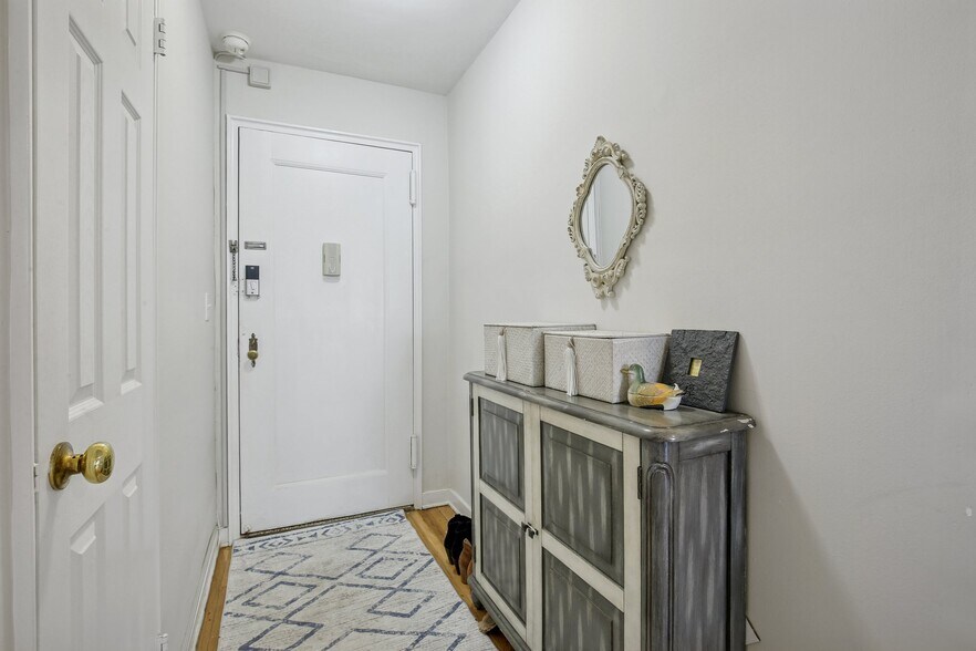 Foyer - 8600 Boulevard East