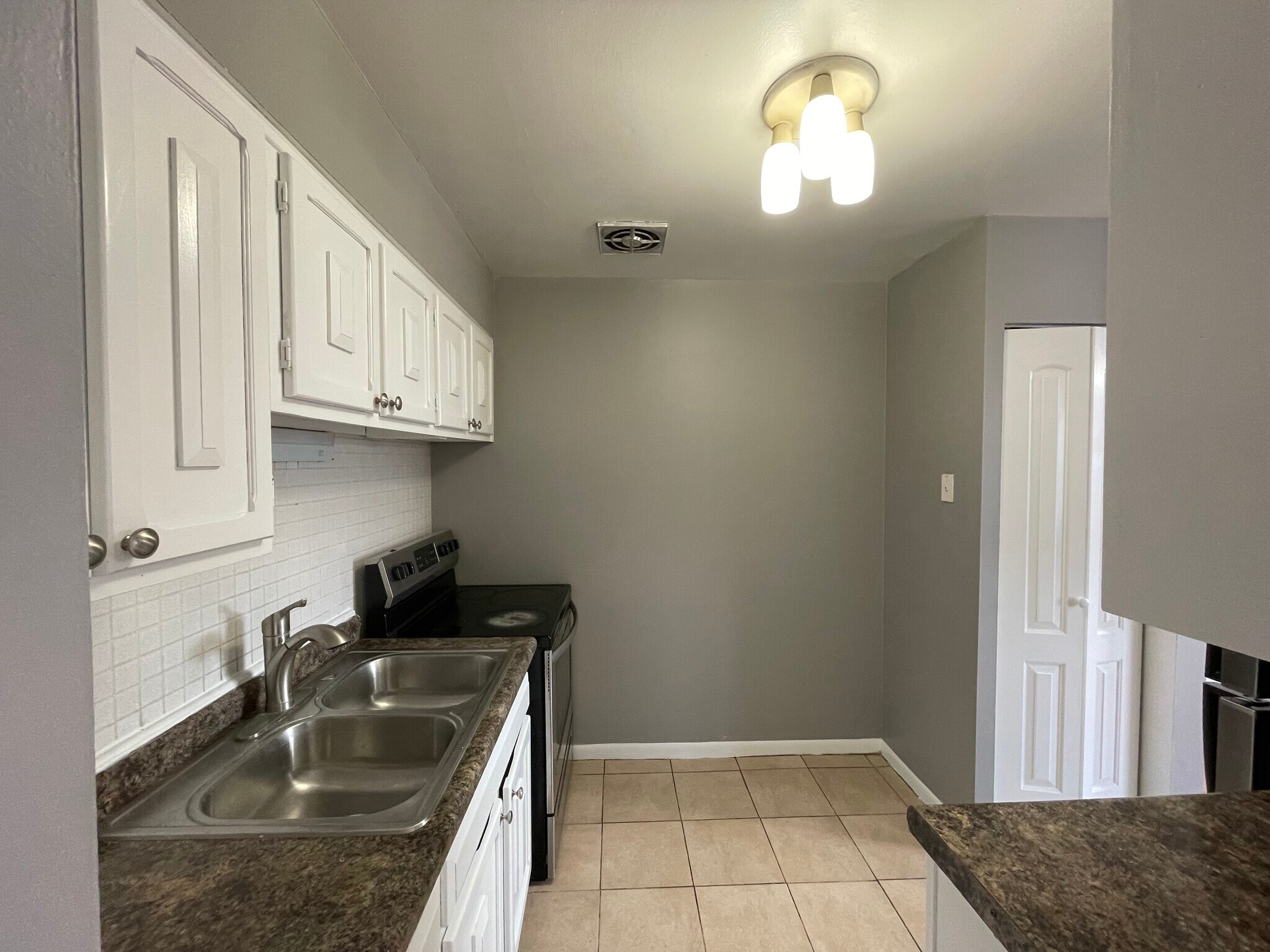 Building Photo - 5920 N Kenmore Ave