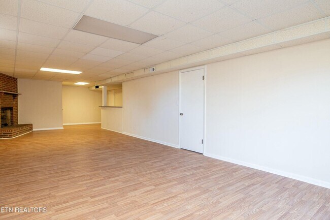 Building Photo - Maryville 37803 - 3 bedroom, 2 bath - call Jackie Mills 865-748-2851