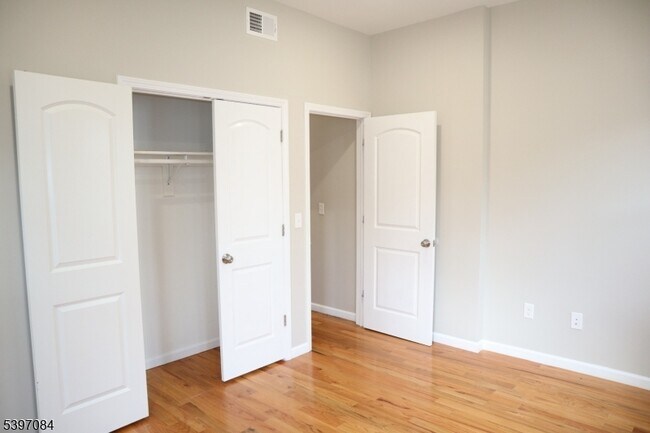 Building Photo - 154 Garside St