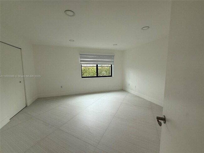 Building Photo - 9405 Fontainebleau Blvd