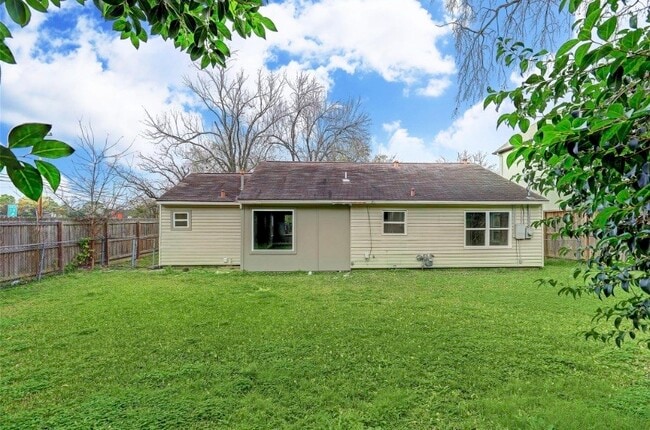 Building Photo - 4627 Maple St