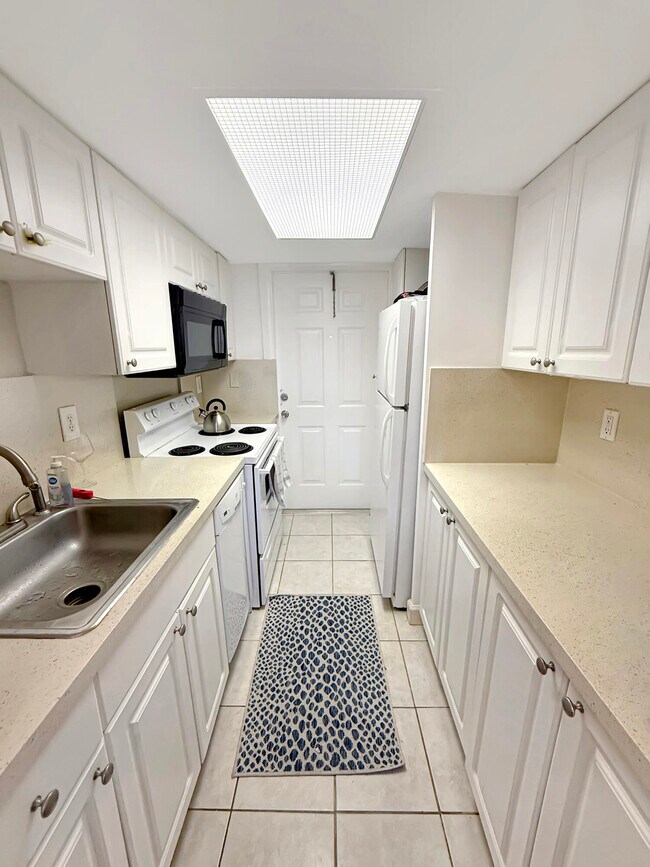 Building Photo - 1500 Crescent Cir