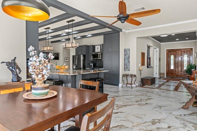 Building Photo - 121 Vinca Dr