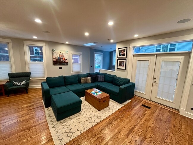 Building Photo - 3700 N Hermitage Ave