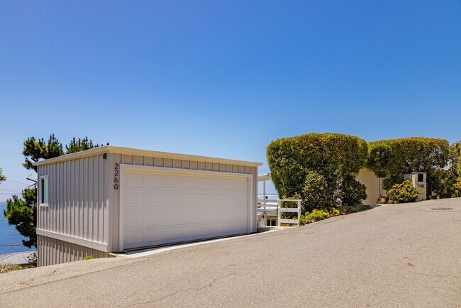 Building Photo - 2260 Crestview Dr