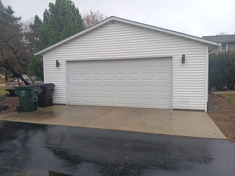 Building Photo - 117 Hilly Oak Dr