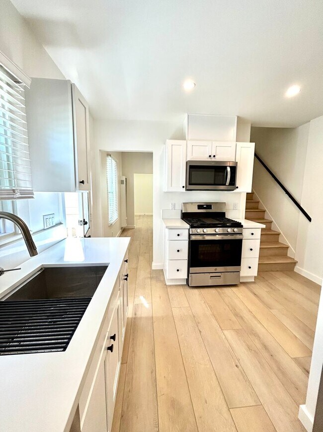 Primary Photo - 3 Bed/1 Bath - Downtown Santa Barbara