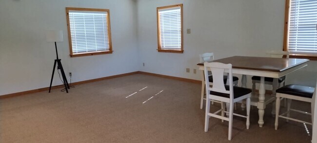 Building Photo - 6836 Lakewood Dr