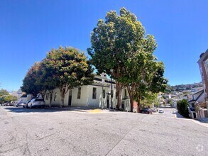 Building Photo - REMODELED and Spacious. IN-UNIT LAUNDRY! ...