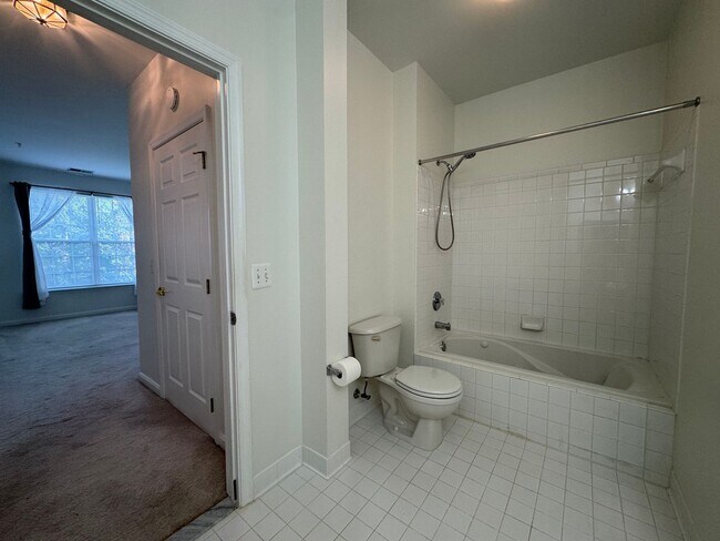 Building Photo - Bright And Cozy 3 Bed 2 Bath Condo With La...
