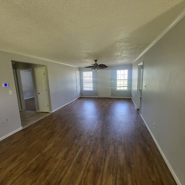 Building Photo - Move In Special Offered