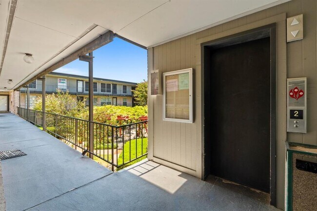 Building Photo - 2425 Ashdale Dr