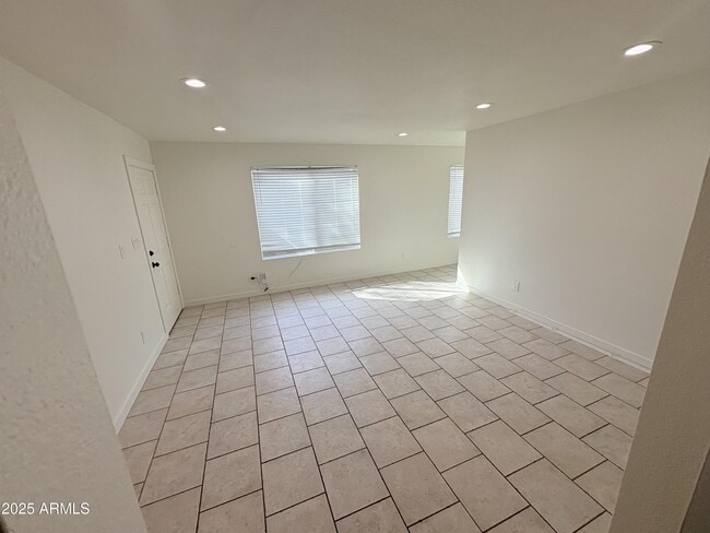 Building Photo - 1538 E Palmdale Dr
