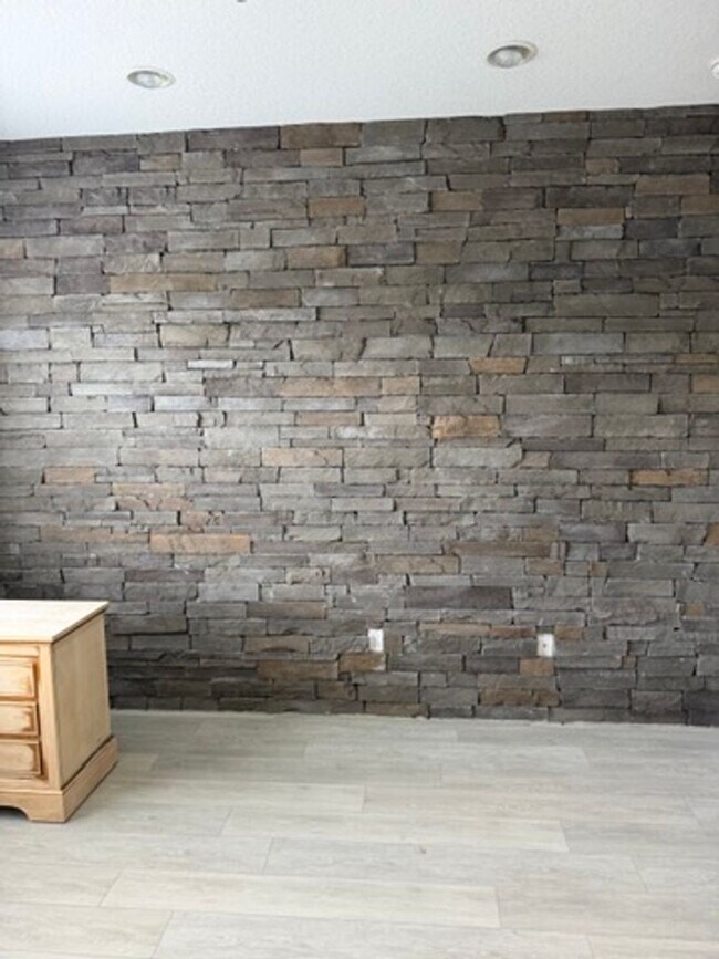 Building Photo - Townhome for rent