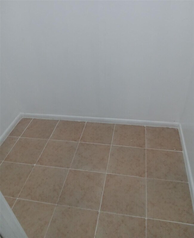 Building Photo - 120 NE 26th Ct