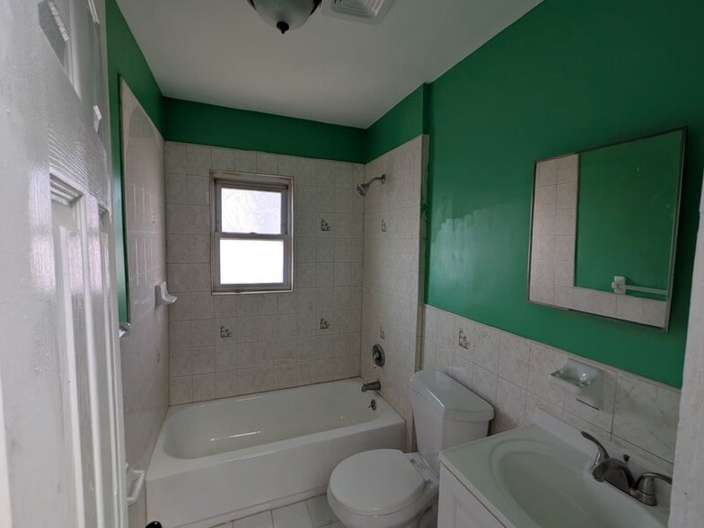 Building Photo - 205-11 110th Ave