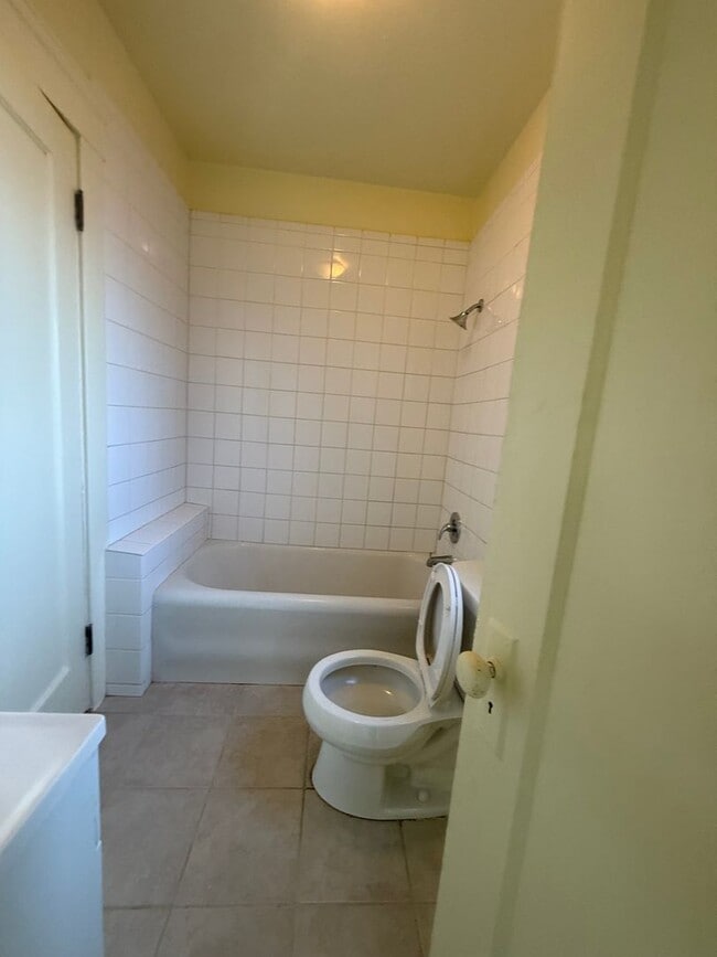 Building Photo - 1 bedroom cottage for rent (plus detached ...