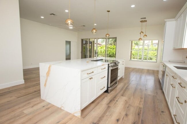 Building Photo - 10881 La Salinas Cir