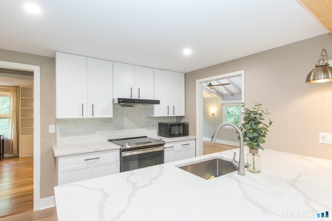 Building Photo - 211 New Canaan Rd