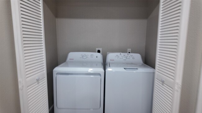 Building Photo - 917 Temple Dr