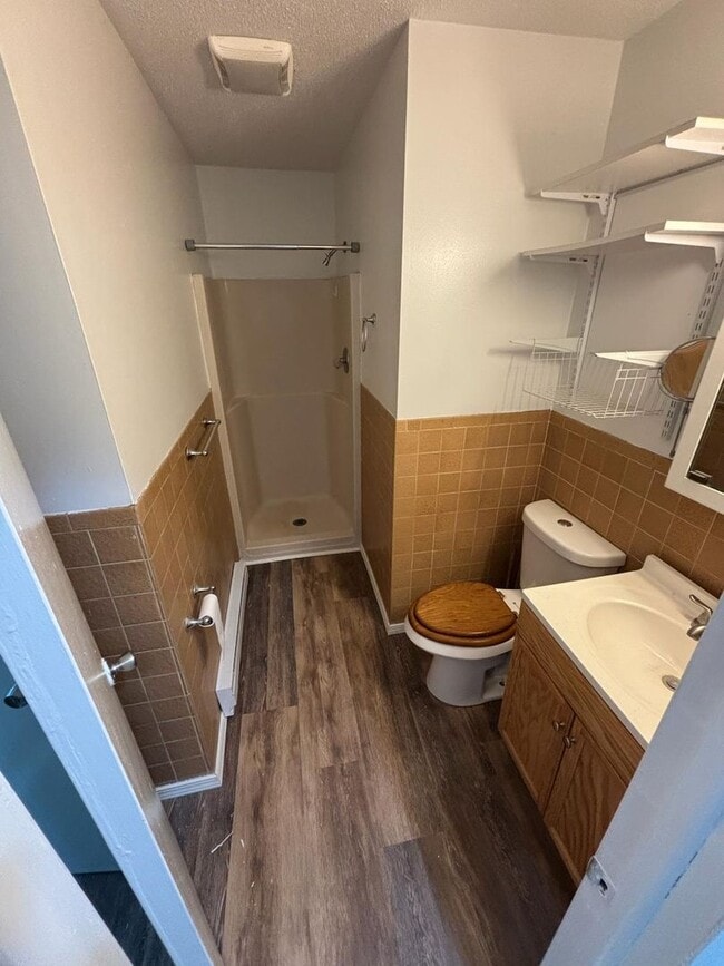 Building Photo - Beautifully remodeled 3 bedroom home in an...