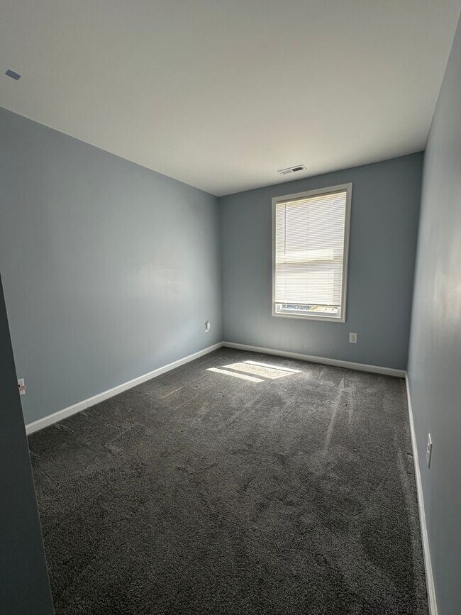 Building Photo - 18 Harrington Ln