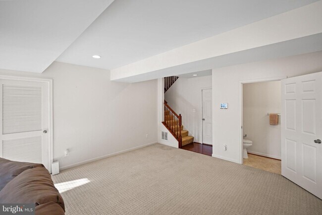 Building Photo - 12 Popes Creek Ln