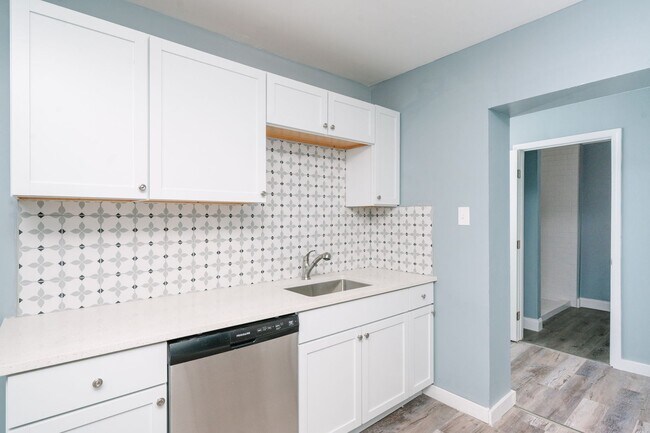 Building Photo - Move in special! Newly renovated 3 bedroom...