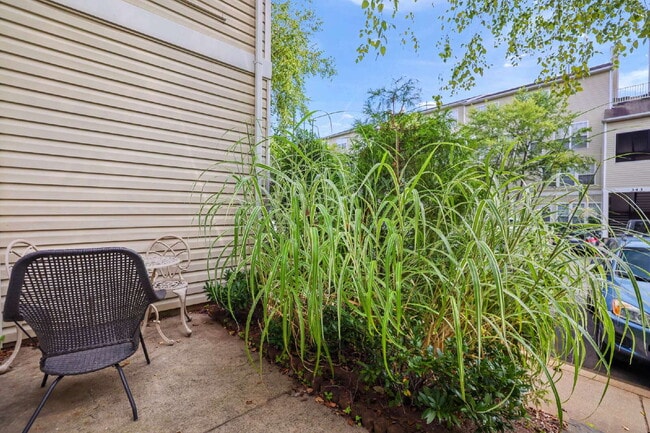 Building Photo - Spacious, Private AND Convenient 2-Level C...