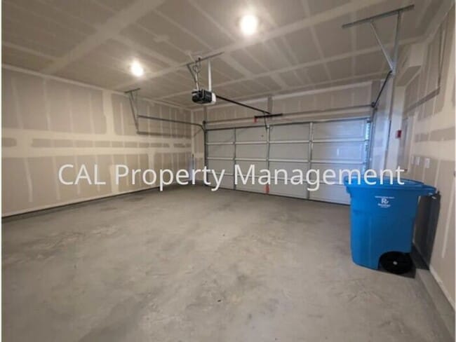 Building Photo - Beautiful 5 Bedroom Home in Hollister