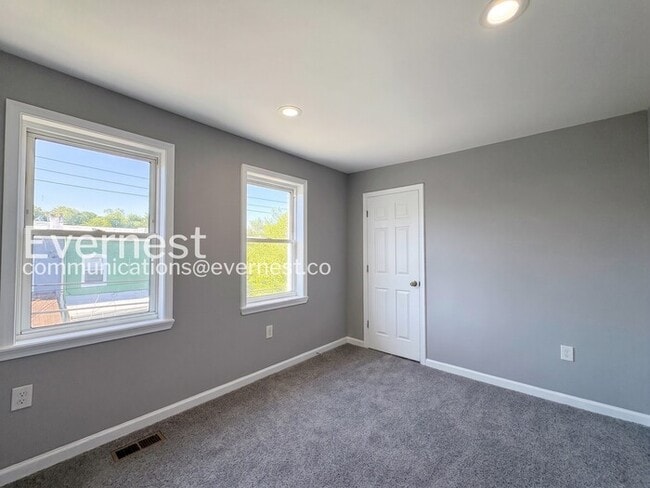 Building Photo - 3 Bed/1.5 Bath Townhome with fenced yard and deck/ Available Now!
