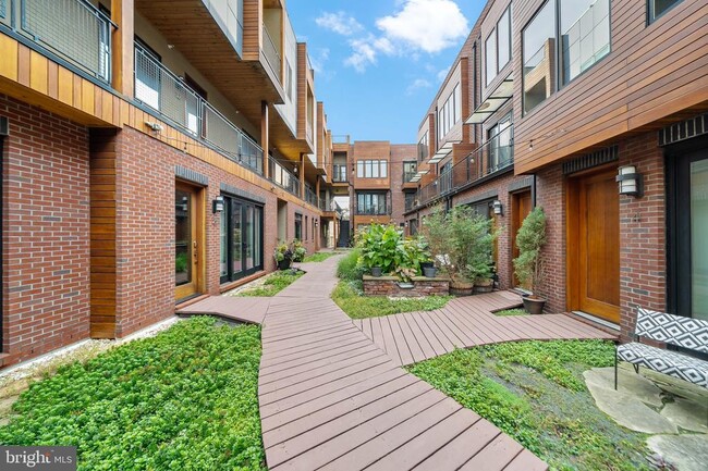 Building Photo - 1247 E Columbia Ave