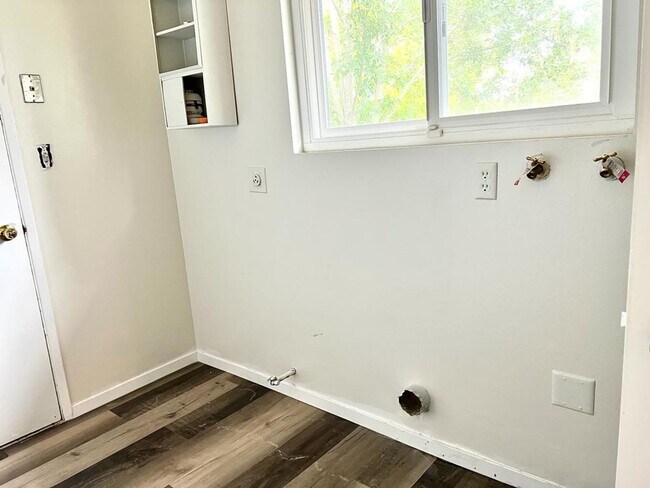 Building Photo - 24360 Crestlawn St