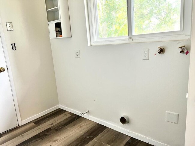 Building Photo - The Beautiful Home in Crestlawn is read for Lease