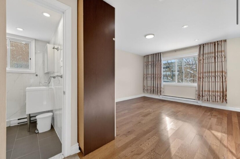 Building Photo - Room in House on Caulfield Pl